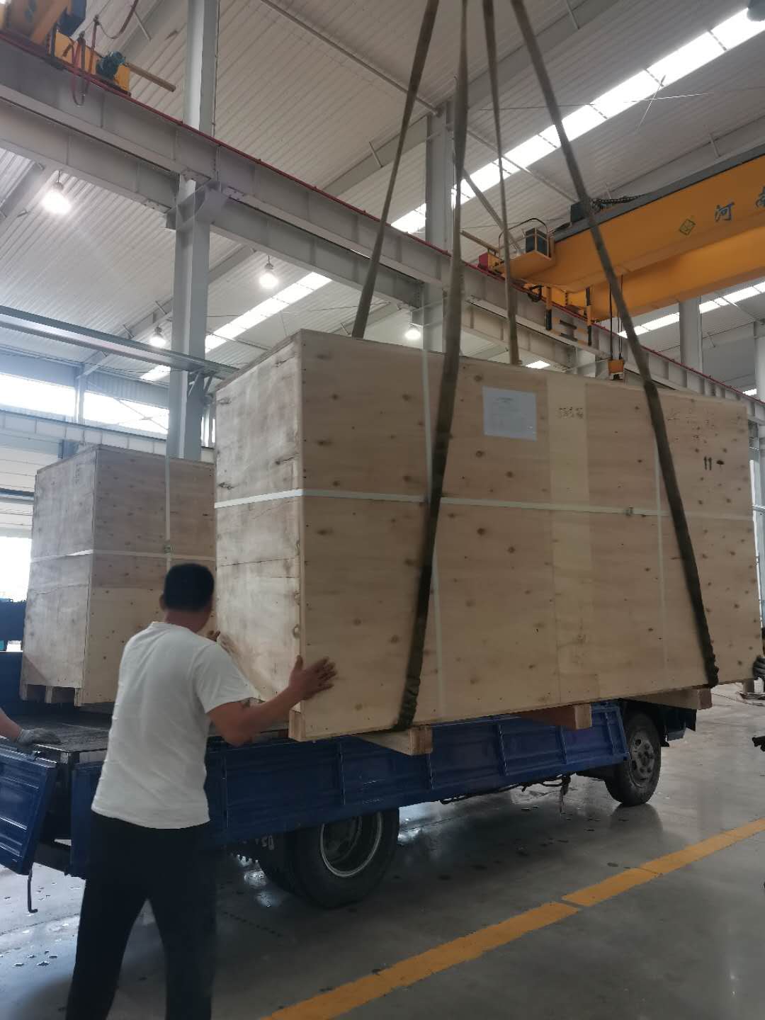 350千瓦康明斯柴油機組木箱打包 ，中轉(zhuǎn)站運往港口